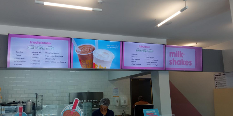 A instalação de um Menuboard na Sorveteria Chiquinho utilizando 4 TVs envolve etapas cuidadosas para garantir que o sistema funcione corretamente e proporcionar uma experiência visual atrativa e prática para os clientes.
